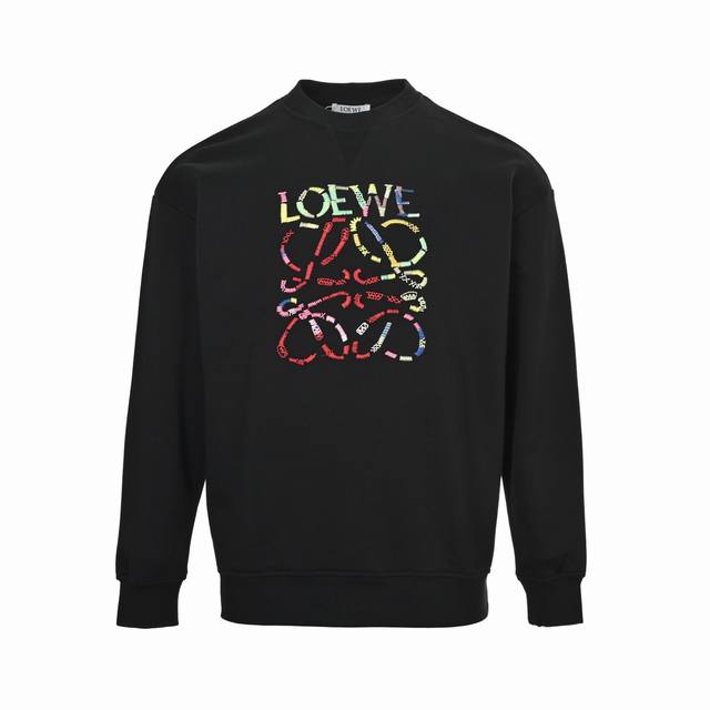 Loewe 罗意威 25Fw 彩色缝线刺绣圆领卫衣 面料采用纯棉质双抗柔棉面料，通过工艺处理兼具抗起球与抗静电功能， 极大提升了耐用性与穿着舒适度。同时保持了纯