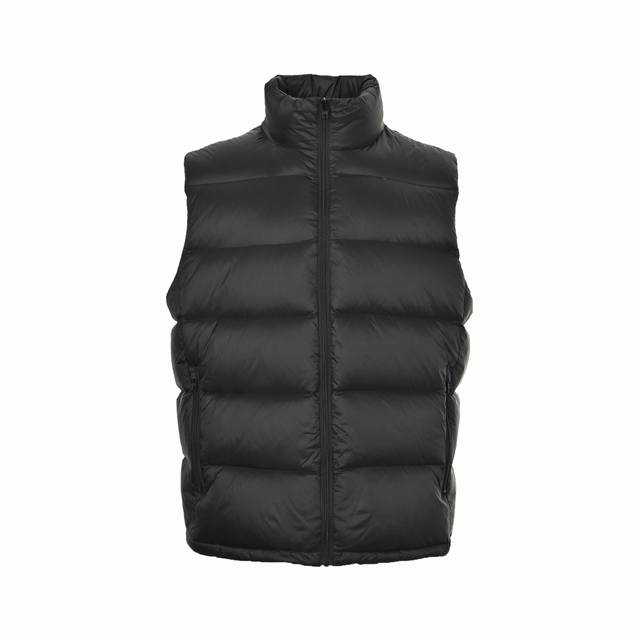 Balenciaga 巴黎世家 后领环形绣羽绒马甲 采用了技术防撕裂面料，确保了衣物在滑雪等户外运动中的耐用性和安全性，有效防止因意外撕裂而导致的损坏。独特的高