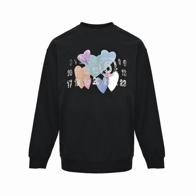 Maison Margiela 马吉拉 爱心数字印花圆领卫衣 颜色：黑色 穿着方式：圆领 面料：棉 男女同款 Size:S-Xl