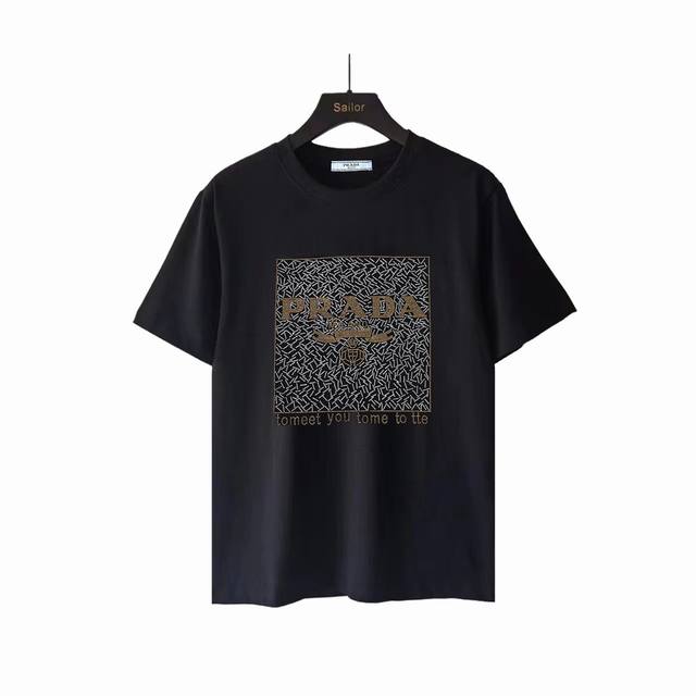 实拍细节图+细节图 prada 普拉达 大幅拼色字母三角标烫钻 原版面料 官方同款 短袖T恤 定制 300克 手感非常舒服 春夏最新砖柜同步 时尚又个性 超级百
