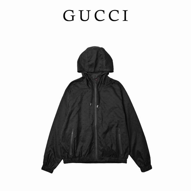 Gucci 古驰 满印连帽休闲夹克外套 轻质Gg尼龙提花，领口织带的点缀 作为点金之笔，恰到好处吸睛而有亮点 年年的经典爆款，演绎浓郁的复古时尚格调.微阔的版型
