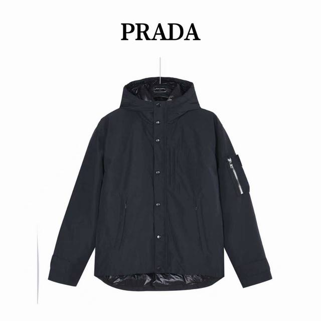prada 普拉达 25Fw手臂口袋连帽薄绒羽绒外套 采用新国标90白鸭绒填充，顶级版本，区分市面通货，帽子可拆卸，领口防风设计更加保暖。男女同款全新美学灵感趣