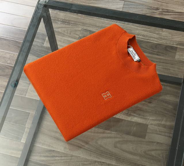 爱马仕2025秋冬新品毛衣，简约的巅峰，隐奢派的终极答案，经典圆领更显休闲内敛，羊毛混纺亲肤柔和，衣袖设计突出时尚感而不张扬，色彩与图案的诗篇，穿出毫不费力的高