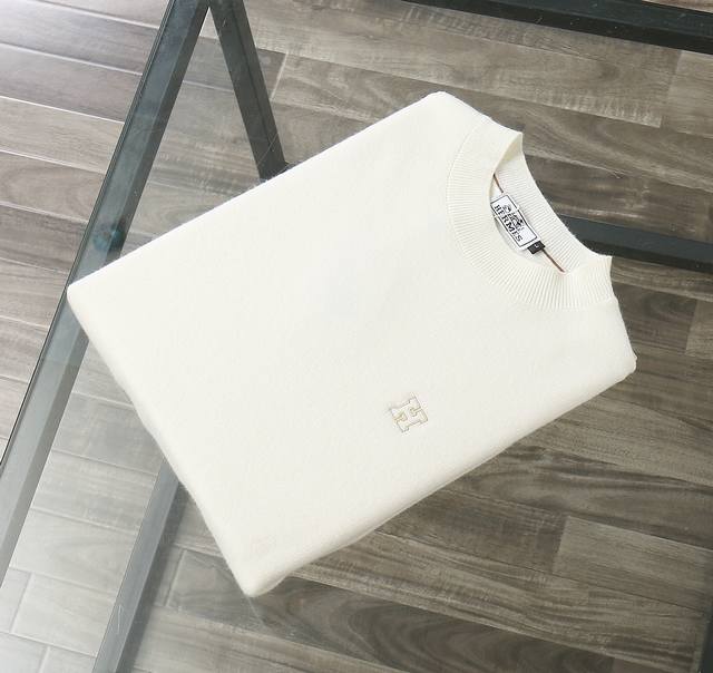 爱马仕2025秋冬新品毛衣，简约的巅峰，隐奢派的终极答案，经典圆领更显休闲内敛，羊毛混纺亲肤柔和，衣袖设计突出时尚感而不张扬，色彩与图案的诗篇，穿出毫不费力的高