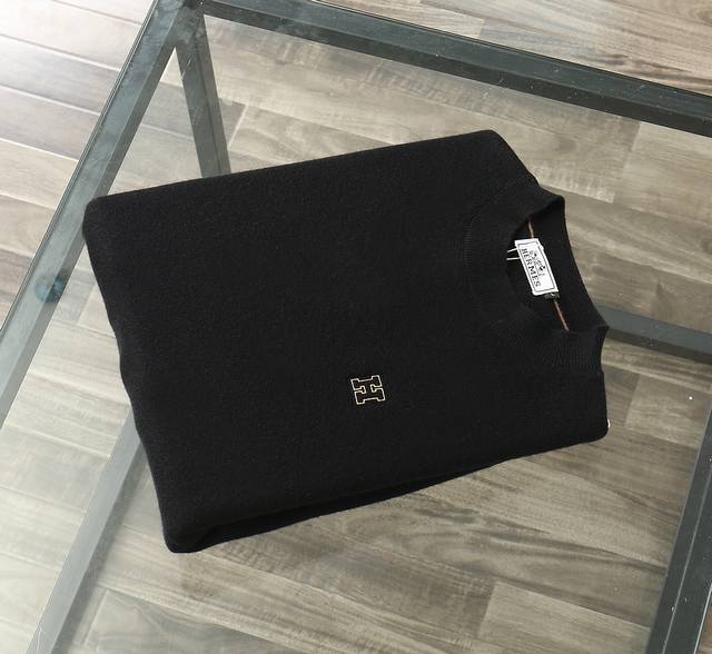 爱马仕2025秋冬新品毛衣，简约的巅峰，隐奢派的终极答案，经典圆领更显休闲内敛，羊毛混纺亲肤柔和，衣袖设计突出时尚感而不张扬，色彩与图案的诗篇，穿出毫不费力的高