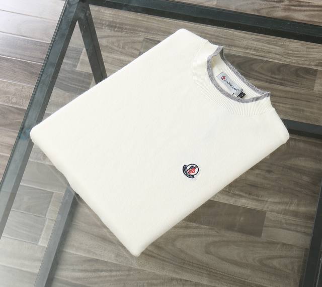 2025蒙口秋冬新品毛衣，Moncler系列经典徽章，以奢华织料，塑当代型格，一件能外穿的蒙口毛衣，不止于暖更在于型，时尚玩家的冬日铠甲，羊毛混纺材质柔软亲肤，