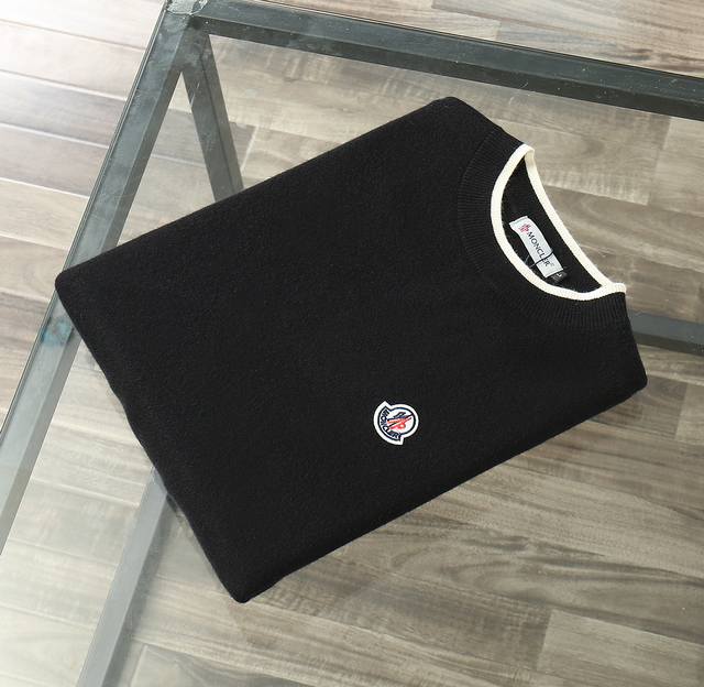 2025蒙口秋冬新品毛衣，Moncler系列经典徽章，以奢华织料，塑当代型格，一件能外穿的蒙口毛衣，不止于暖更在于型，时尚玩家的冬日铠甲，羊毛混纺材质柔软亲肤，