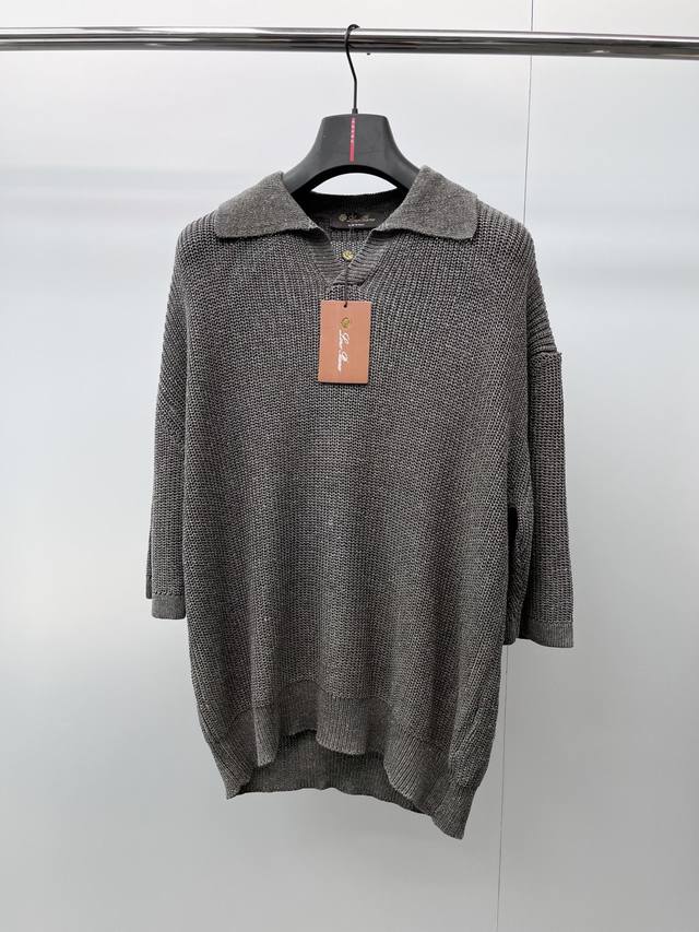 Lp新款老钱风休闲针织短袖,衣服触感柔软亲肤,视觉上很精致、有质感、高贵,非常简单也很显品质。独特的中性色调,瞬间点亮你的整体造型,经典与时尚融合的翻领设计,简 Lp新款老钱风休闲针织短袖,衣服触感柔软亲肤,视觉上很精致、有质感、高贵,非常简单也很显品质。独特的中性色调,瞬间点亮你的整体造型,经典与时尚融合的翻领设计,简