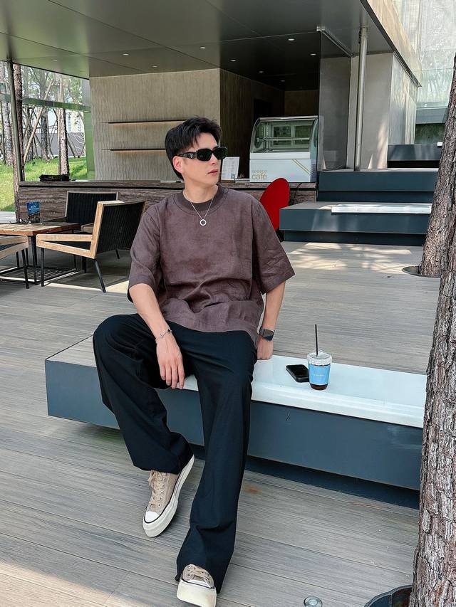 普拉达25Ss新款亚麻短袖，这款采用100%亚麻面料制作而成，短袖款式设计搭配麻料让夏季更加清爽舒适，商务休闲都巨百搭，强烈建议！ 颜色：白色 墨绿 码数：S