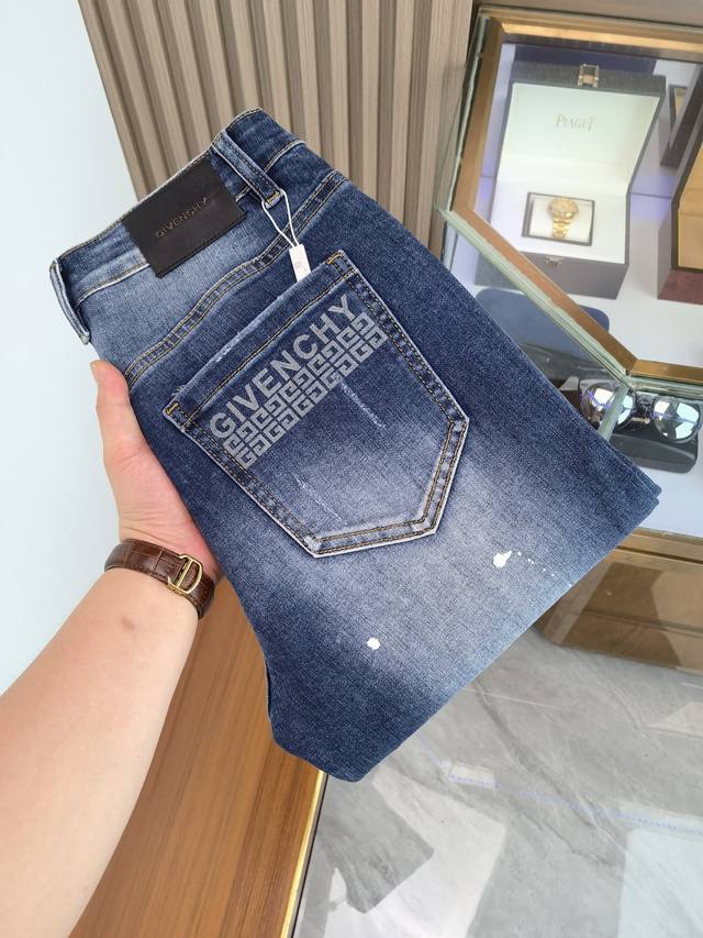 纪梵希 男士丹宁牛仔裤，官宣画册海报穿搭款！ 客供高级进口的丹宁原色面料，特选日本冈山纯正13Oz 盎司牛仔布料，重磅环保植物酵素水洗工艺，肌理有着淡淡的复古色