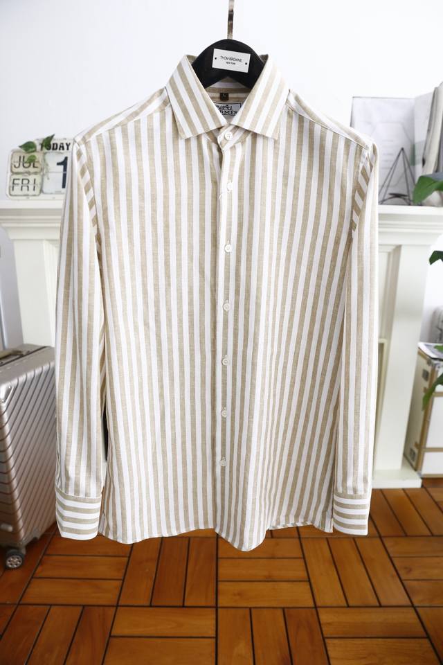 爱马仕 Her*Es. 25夏季男士新品时尚经典条纹衬衫上身超帅！欧洲专柜同款单品，随意百搭！奢华经典品牌元素Logo设计时尚纽扣搭配出流光溢彩奢华效果的同时更