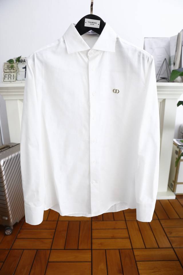 迪奥 Christian Di*R. 25夏季男士薄款长袖衬衫！胸前奢华品牌经典Logo设计品相完美如斯，采用舒适透气棉面料属于入柜级别，可预见性的爆款，高级定