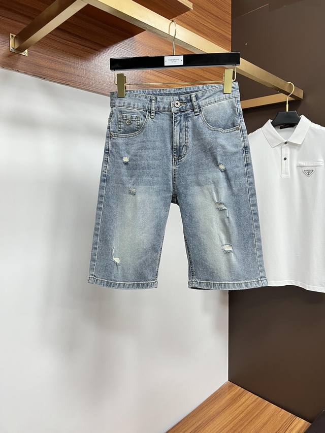 迪奥 官网专柜同步有售，原单狠货，超级有范儿的一款5分牛仔短裤 定制原版水洗牛仔面料，独特设计，顶级印花工艺字母图案Logo，原版五金辅料装饰，极为翘楚的一款牛
