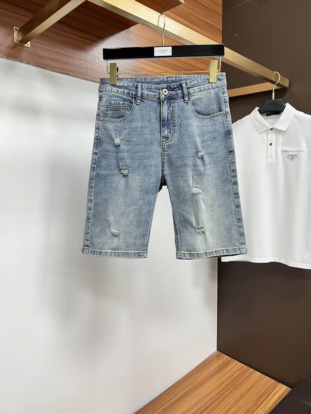 Lv 官网专柜同步有售，原单狠货，超级有范儿的一款5分牛仔短裤 定制原版水洗牛仔面料，独特设计，顶级印花工艺字母图案Logo，原版五金辅料装饰，极为翘楚的一款牛