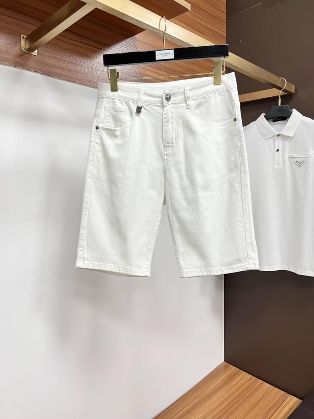古奇 官网专柜同步有售，原单狠货，超级有范儿的一款5分牛仔短裤 定制原版水洗牛仔面料，独特设计，顶级印花工艺字母图案Logo，原版五金辅料装饰，极为翘楚的一款牛