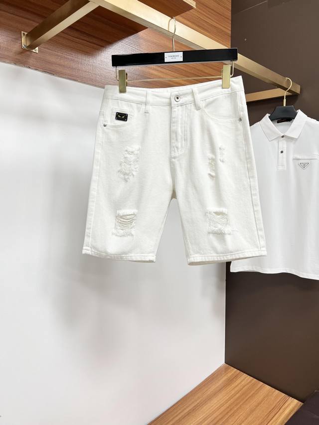 芬迪 官网专柜同步有售，原单狠货，超级有范儿的一款5分牛仔短裤 定制原版水洗牛仔面料，独特设计，顶级印花工艺字母图案Logo，原版五金辅料装饰，极为翘楚的一款牛