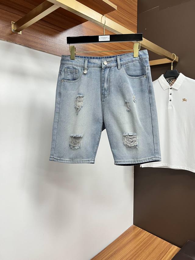 范思哲 官网专柜同步有售，原单狠货，超级有范儿的一款5分牛仔短裤 定制原版水洗牛仔面料，独特设计，顶级印花工艺字母图案Logo，原版五金辅料装饰，极为翘楚的一款