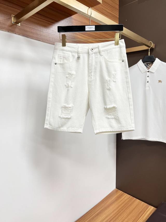 爱马仕 官网专柜同步有售，原单狠货，超级有范儿的一款5分牛仔短裤 定制原版水洗牛仔面料，独特设计，顶级印花工艺字母图案Logo，原版五金辅料装饰，极为翘楚的一款