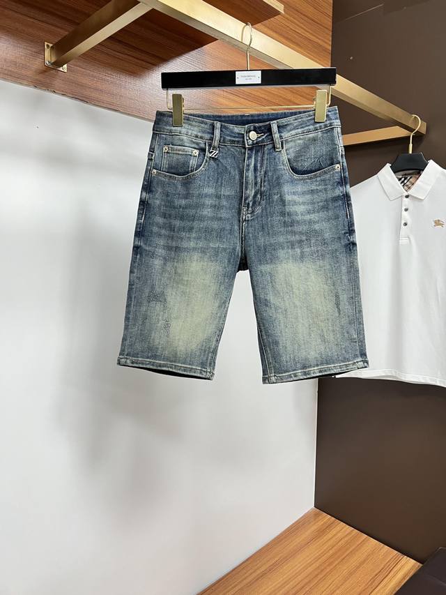 杰尼亚 官网专柜同步有售，原单狠货，超级有范儿的一款5分牛仔短裤 定制原版水洗牛仔面料，独特设计，顶级印花工艺字母图案Logo，原版五金辅料装饰，极为翘楚的一款