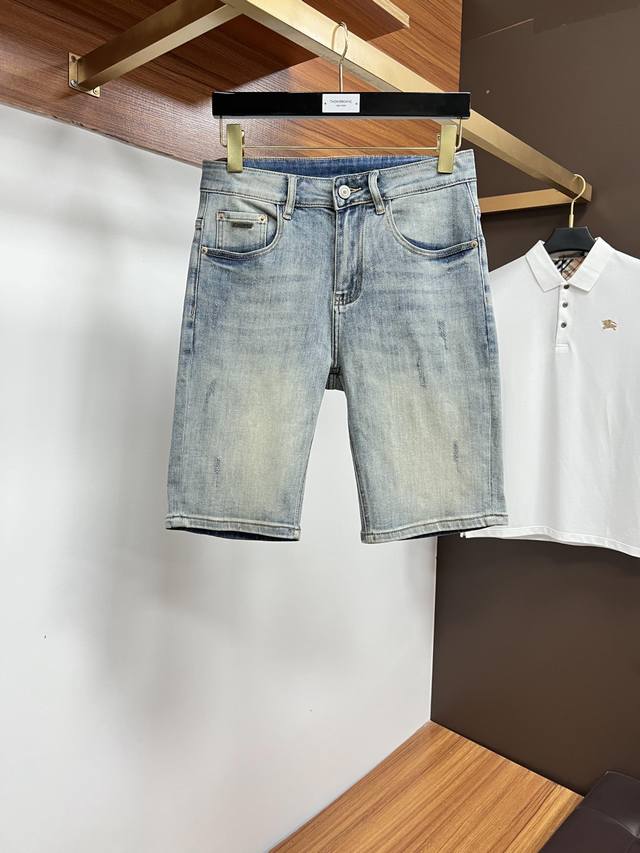 巴宝莉 官网专柜同步有售，原单狠货，超级有范儿的一款5分牛仔短裤 定制原版水洗牛仔面料，独特设计，顶级印花工艺字母图案Logo，原版五金辅料装饰，极为翘楚的一款