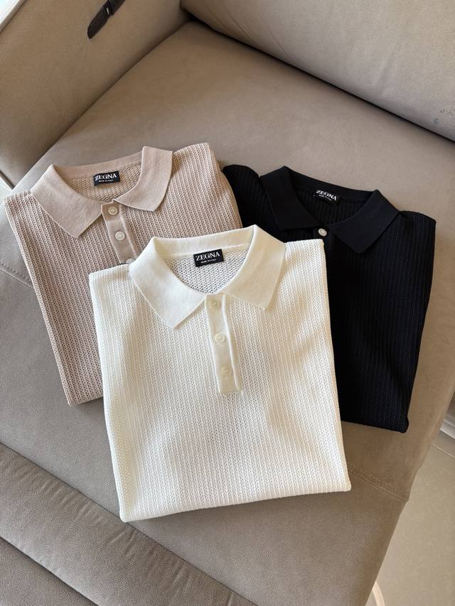 Z家耗时王”菱形提花设计甄选超细优质纱线含20 ％山羊80 ％桑蚕丝翻领短袖男士典藏款 耗时王 圆领奢雅工艺，触肤即高阶。 匠心底蕴：菱形镂空提花 耗时数月雕琢