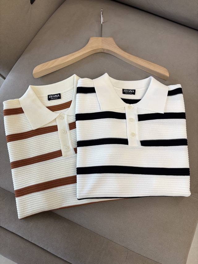 耗时王”菱形提花设计甄选超细优质纱线含20 ％山羊80 ％桑蚕丝翻领短袖男士典藏款 耗时王 圆领奢雅工艺，触肤即高阶。 匠心底蕴：菱形镂空提花 耗时数月雕琢的立