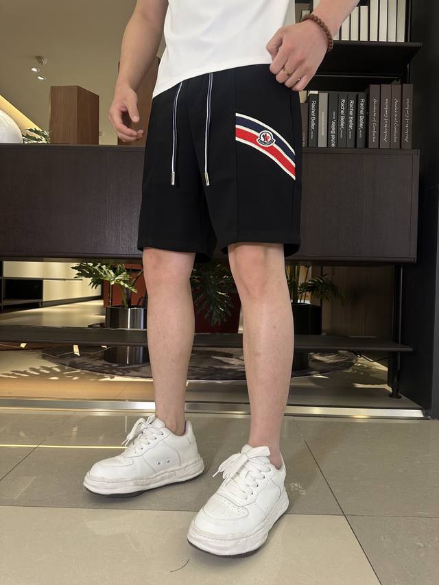 蒙口 2025夏季新款休闲裤！官网同步发售。品牌经典Logo休闲裤 ，定制面料，舒适度极好，手触感强烈。辨识度极高，完美品相工艺。 尺码：M-3Xl