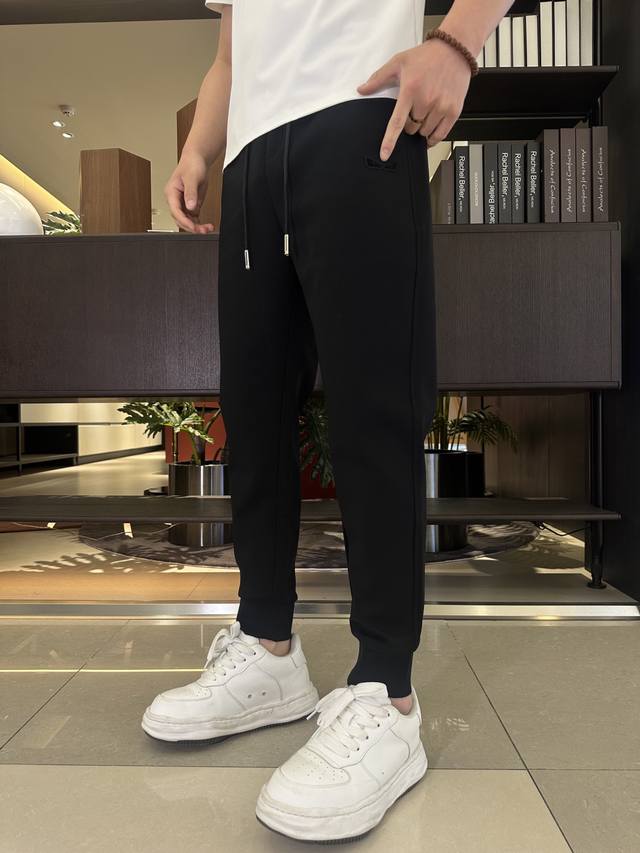 芬迪 2025夏季新款休闲裤！官网同步发售。品牌经典Logo休闲裤 ，定制面料，舒适度极好，手触感强烈。辨识度极高，完美品相工艺。 尺码：M-3Xl