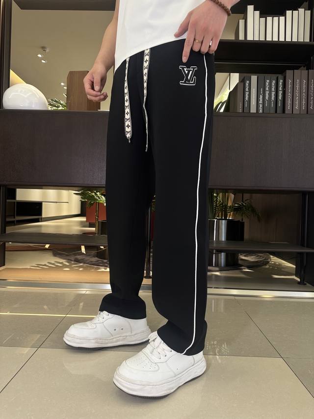 路易威登Lv 2025夏季新款休闲裤！官网同步发售。品牌经典Logo休闲裤 ，定制面料，舒适度极好，手触感强烈。辨识度极高，完美品相工艺。 尺码：M-3Xl
