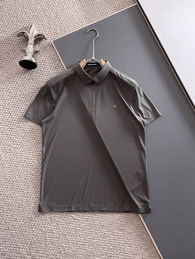 杜嘉班纳D&G 高端货商务 白领 单位人士必入单品！ 无痕休闲商务翻领短袖，科技面料，冰丝无痕，体感非常棒，手感顺滑质感很棒！弹性好，无任何束缚感，面料自带透气