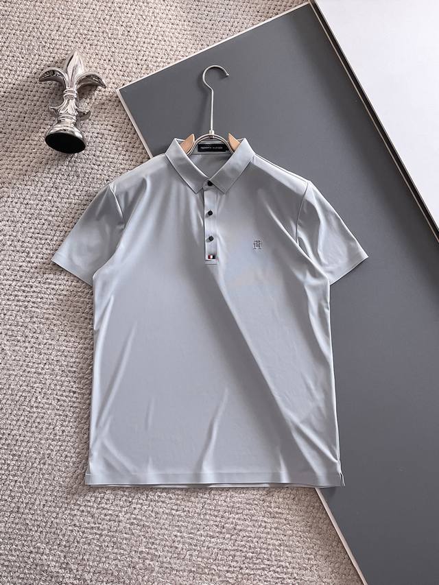 汤米 高端货商务 白领 单位人士必入单品！ 无痕休闲商务翻领短袖，科技面料，冰丝无痕，体感非常棒，手感顺滑质感很棒！弹性好，无任何束缚感，面料自带透气网孔，吸湿