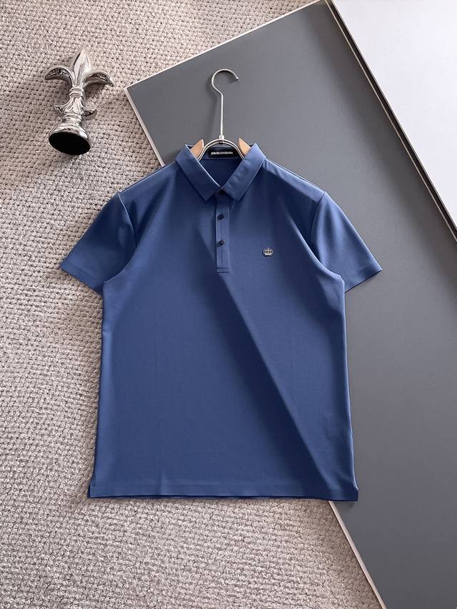 杜嘉班纳 高端货商务 白领 单位人士必入单品！ 无痕休闲商务翻领短袖，科技面料，冰丝无痕，体感非常棒，手感顺滑质感很棒！弹性好，无任何束缚感，面料自带透气网孔，