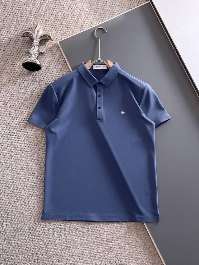 迪奥 高端货商务 白领 单位人士必入单品！ 无痕休闲商务翻领短袖，科技面料，冰丝无痕，体感非常棒，手感顺滑质感很棒！弹性好，无任何束缚感，面料自带透气网孔，吸湿