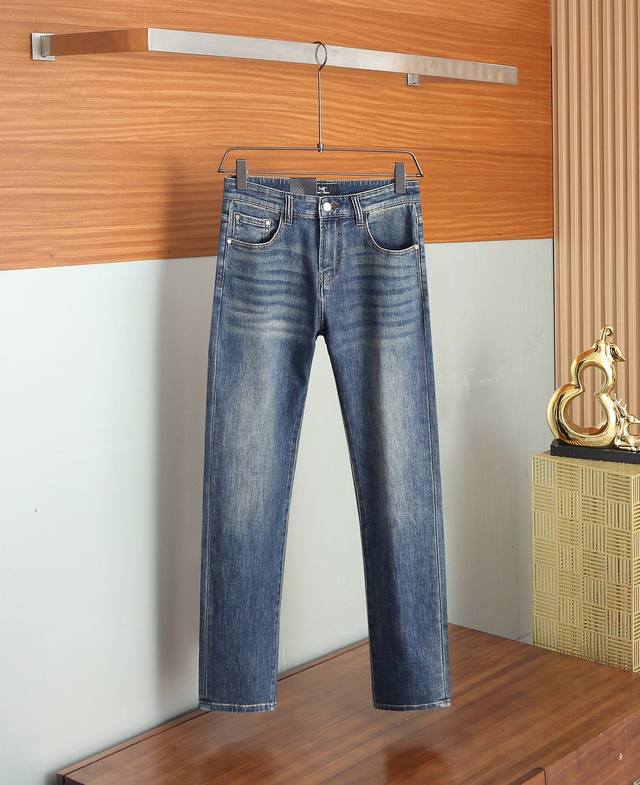 Arc鸟家2025秋冬新款男士休闲牛仔裤，高端品质之选一款休闲裤兼备的百搭裤装，也是男士衣橱里不可缺少的搭配神器，属于实穿型的经典款式！整条休闲裤的设计风格简洁