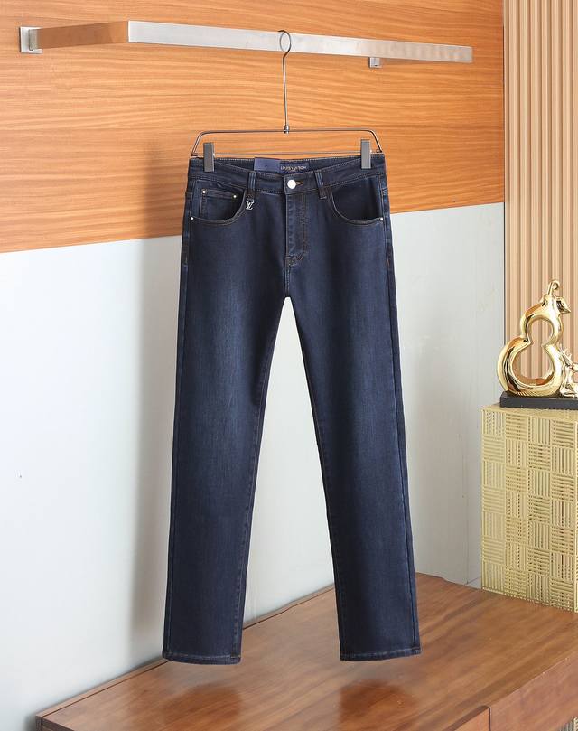 Lv 2025早秋新款男士休闲牛仔裤，高端品质之选 一款休闲裤兼备的百搭裤装，也是男士衣橱里不可缺少的搭配神器，属于实穿型的经典款式！整条休闲裤的设计风格简洁时