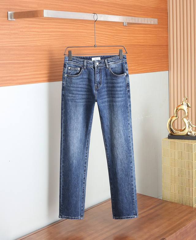 迪奥Dior2025早秋新款男士休闲牛仔裤，高端品质之选 一款休闲裤兼备的百搭裤装，也是男士衣橱里不可缺少的搭配神器，属于实穿型的经典款式！整条休闲裤的设计风格