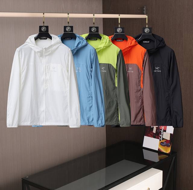 始祖鸟 男装新款防晒衣，都市时尚休闲连帽款 超薄面料 男士超软面料帅酷爆款薄夹克防晒衣外套。 时尚都市百搭款款，夏季必备神器，速干衣，水洗后快速脱水干爽，上身透