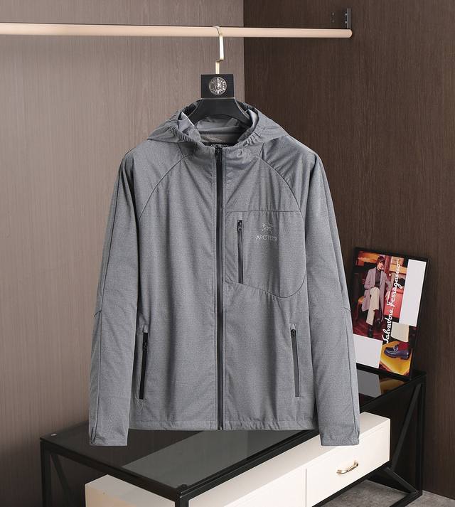 始祖鸟 官网同款1:1。秋冬新款防风软壳连帽外套，Ssolano 具有技术性能，能提供防风防泼水保护，具有雅致的城市风格。Gore-Tex Infinium面料