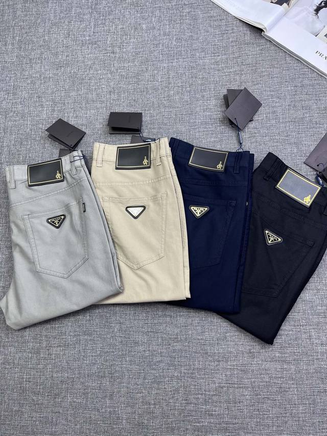 prada 普拉达 2025新款男士休闲裤，贸易公司渠道货，25F W新品，高端毛里求斯代工出品，品相完美如斯，官宣模特穿搭单品，每一季的王牌级爆款担当，俨然属