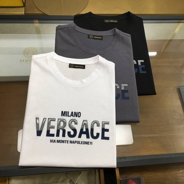 新品 Blca... 2025春夏新款首发专柜最新款短袖圆领T恤 高端订制 设计前卫时尚！品牌Logo重工艺设计 高端定制双丝光面料.手感柔软.穿着舒适.专柜级