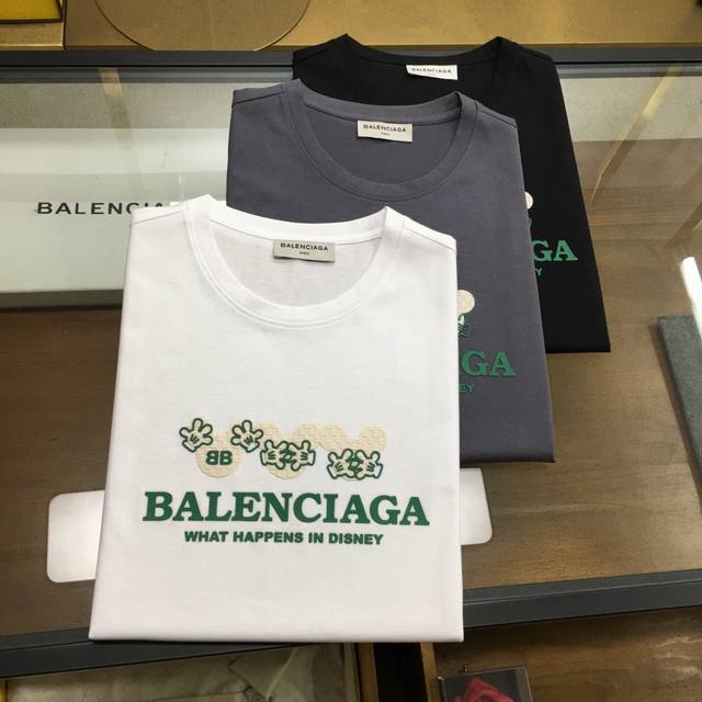 新品 Blca... 2025春夏新款首发专柜最新款短袖圆领T恤 高端订制 设计前卫时尚！品牌Logo重工艺设计 高端定制双丝光面料.手感柔软.穿着舒适.专柜级