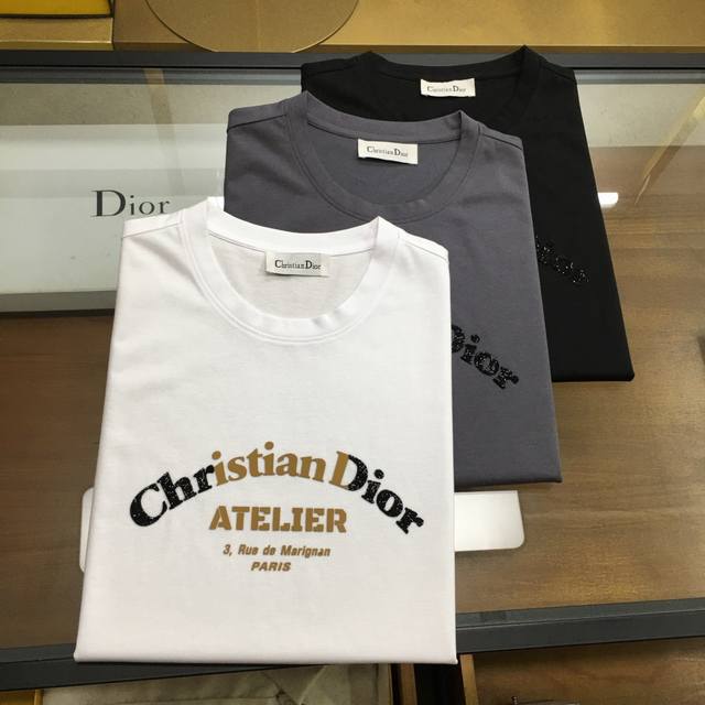 新品 Dio..R 2025春夏新款首发专柜最新款短袖圆领T恤 高端订制 设计前卫时尚！品牌Logo重工艺设计 高端定制双丝光面料.手感柔软.穿着舒适.专柜级别