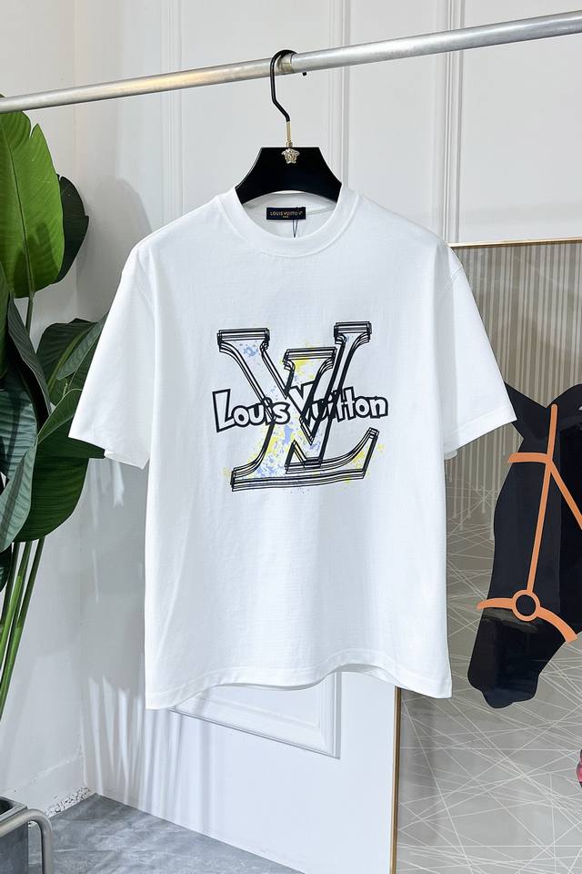 Lv- 2025Ss蛇年贺岁款春夏精品短袖T恤 官网同步 高端品质 定制顶级100%纯面料，顶级大厂1:1制作，时尚大牌重工艺Logo设计，手感柔软细腻 穿着亲
