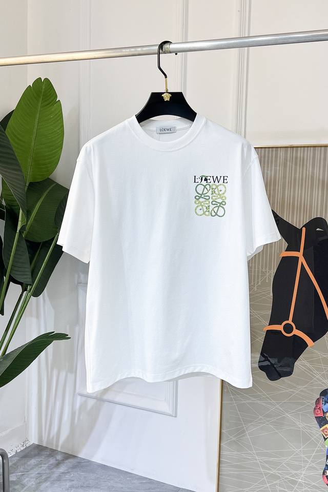 Loewe- 2025Ss蛇年贺岁款春夏精品短袖T恤 官网同步 高端品质 定制顶级100%纯面料，顶级大厂1:1制作，时尚大牌重工艺Logo设计，手感柔软细腻