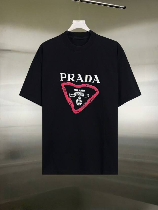 prada2025最新款短袖T恤，帅气时尚，胸前顶级印花图案字母Logo，简约百搭款。面料双纱棉 不仅挺括，保持潮流的廓形，又穿着舒适，纱织更细腻，码数S-3X