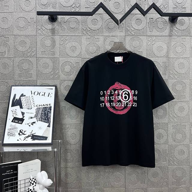 马吉拉2025最新款短袖T恤，帅气时尚，胸前顶级印花图案字母Logo，简约百搭款。面料双纱棉 不仅挺括，保持潮流的廓形，又穿着舒适，纱织更细腻，码数S-3Xl