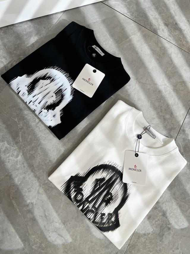 蒙口2025最新款短袖T恤，帅气时尚，胸前顶级印花图案字母Logo，简约百搭款。面料双纱棉 不仅挺括，保持潮流的廓形，又穿着舒适，纱织更细腻，码数S-3Xl 下