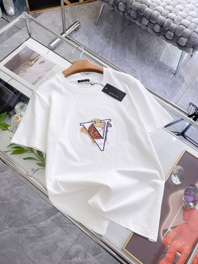 Ver 范思哲 高定面料 2025春夏新品上市时尚经典圆领短袖时尚单品设计，更加时尚舒适，高标准定制，上身非常有型，采用重磅280G双纱精梳棉材质 面料质感非常