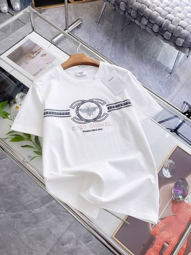 Cha 香奈儿 高定面料 2025春夏新品上市时尚经典圆领短袖时尚单品设计，更加时尚舒适，高标准定制，上身非常有型，采用重磅280G双纱精梳棉材质 面料质感非常