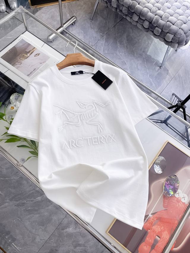 Arc 始祖鸟 高定面料 2025春夏新品上市时尚经典圆领短袖时尚单品设计，更加时尚舒适，高标准定制，上身非常有型，采用重磅280G双纱精梳棉材质 面料质感非常